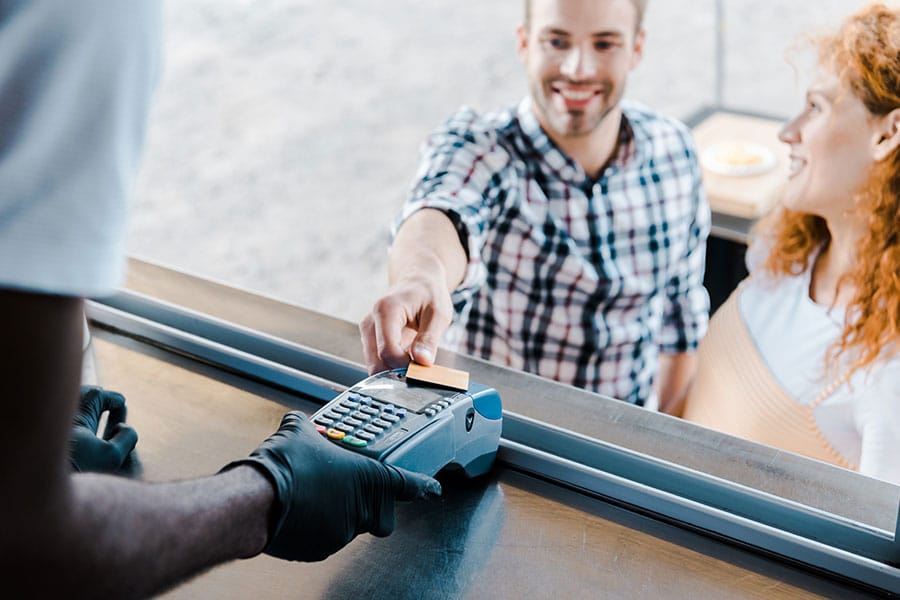 A man paying for something with his credit card.